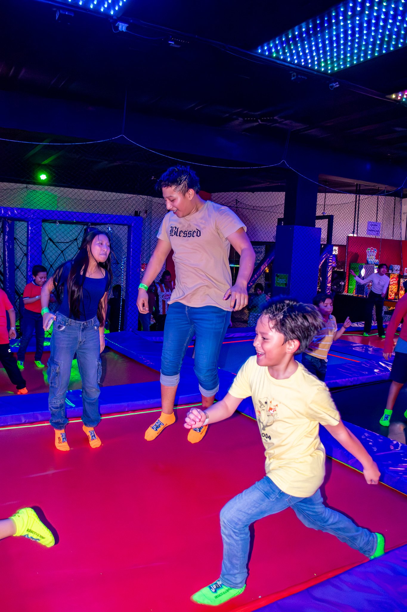 Niños brincando en Xtreme Jumping Canek