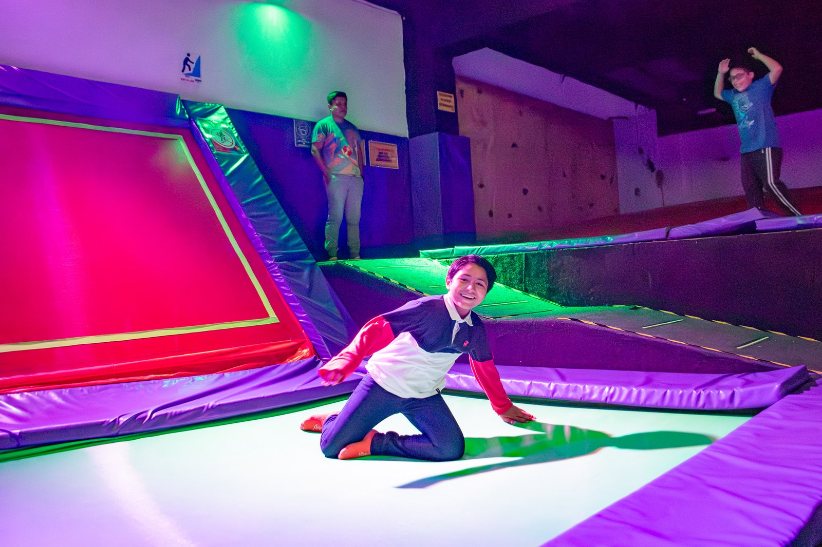 Invitados disfrutando evento en Xtreme Jumping Canek