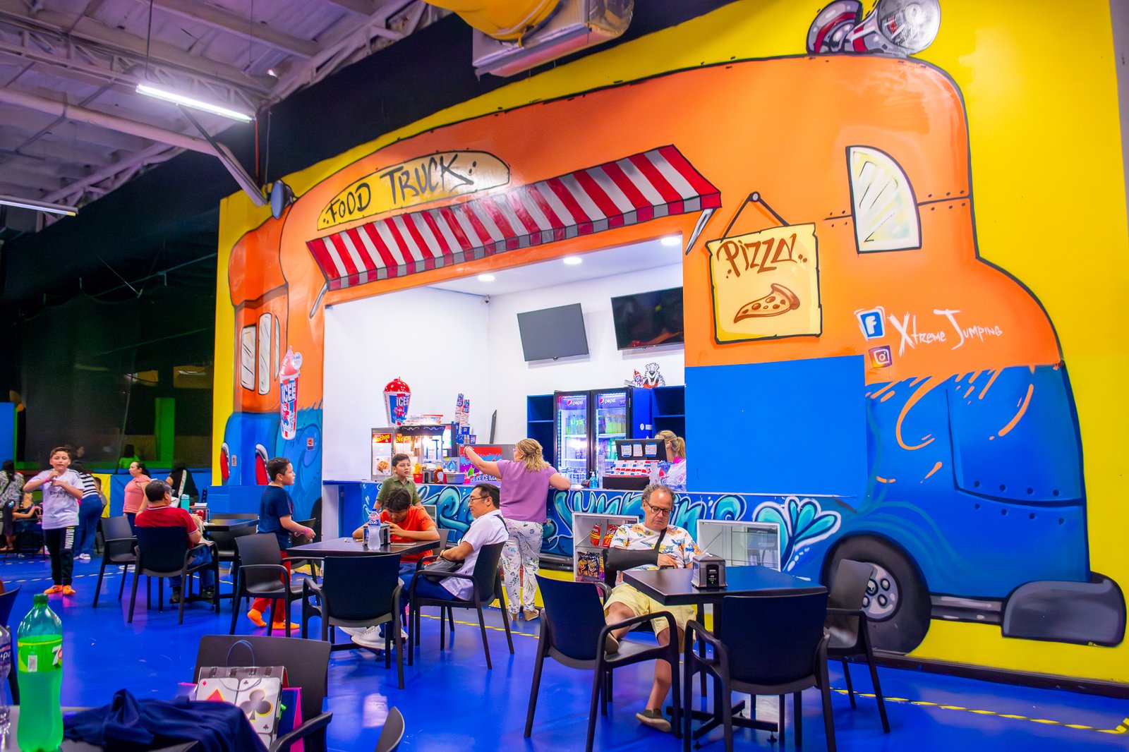 Área de evento y alimentos en Xtreme Jumping Gran Plaza