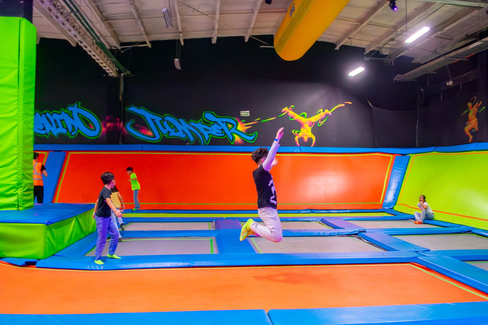 Familias en Xtreme Jumping Gran Plaza